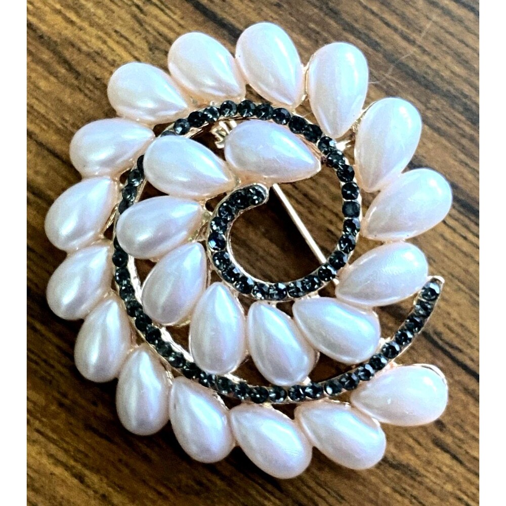 White Faux Pearl & Green Rhinestones Spiral Brooch Pin Pendant Gold Tone